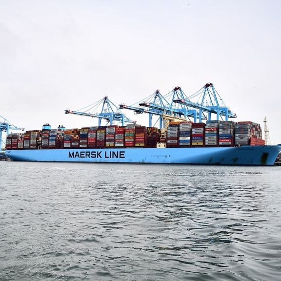 Containerschiff Marseille Maersk im Hafen von Rotterdam