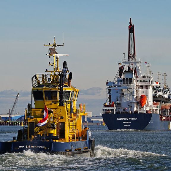 RPA en tanker in haven Rotterdam