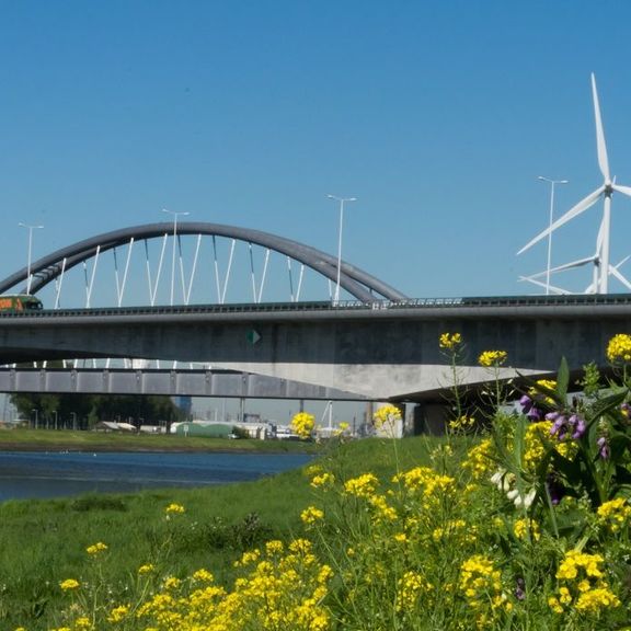 Viaduct, spoor, windmolen in het groen