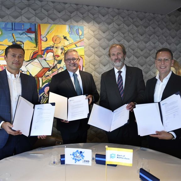 Ondertekening contract tussen ZHD Stevedores en Havenbedrijf Rotterdam