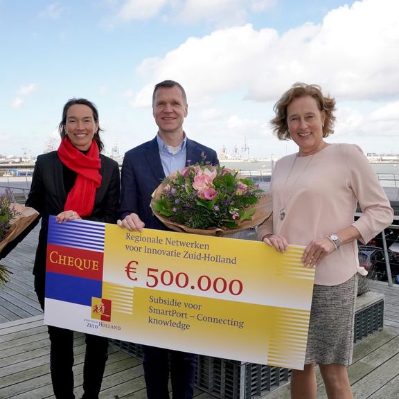 De subsidie cheque werd uitgereikt aan SmartPort