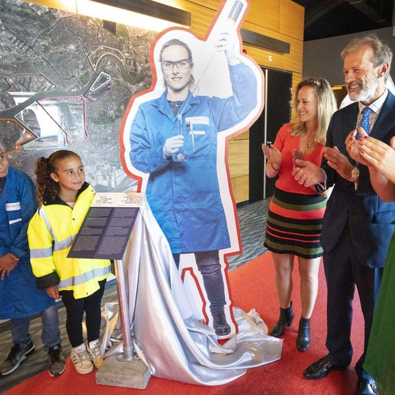 De kinderen van laborante Ursula Mallee onthulden het portret van hun moeder, samen met wethouder Barbara Kathmann en Allard Castelein.