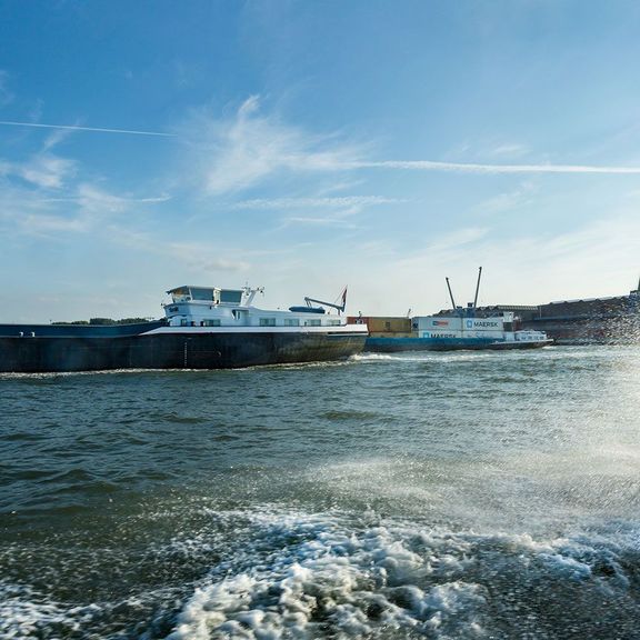 De riverguide begeleidt de binnenvaart