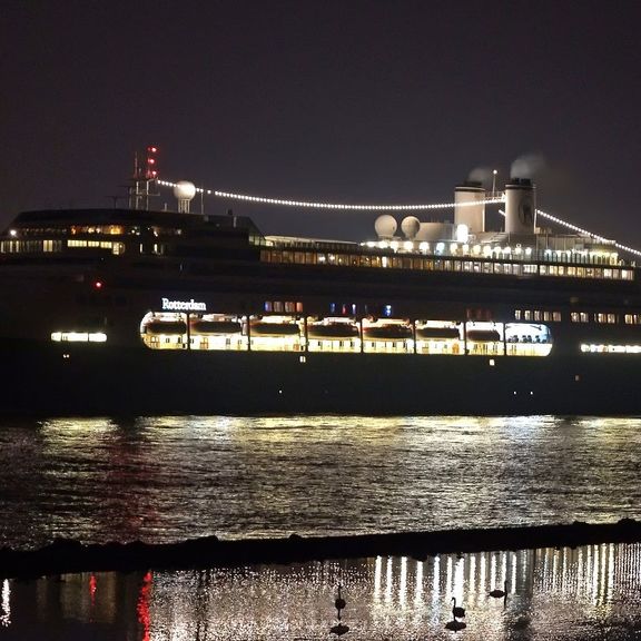 Cruiseschip Rotterdam arriveert in haven Rotterdam