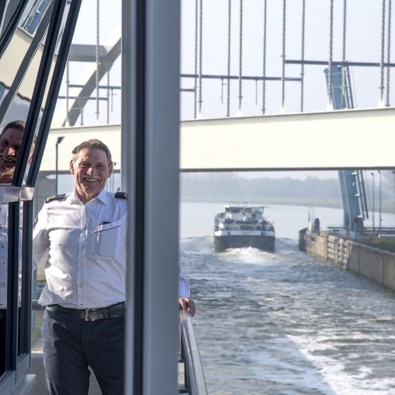 Sluiswachter Bertus viert dat de Rozenburgsluis 50 jaar geopend is