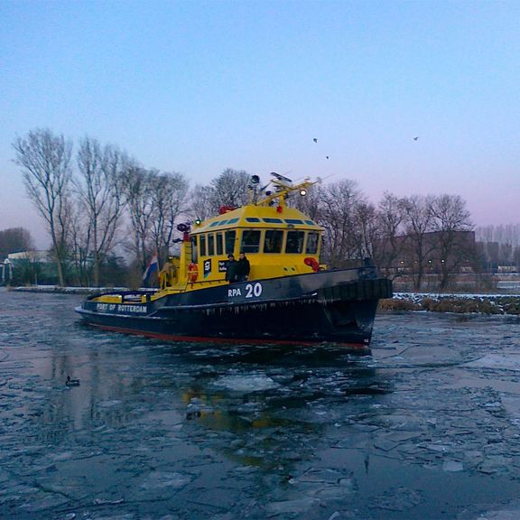 Last icebreaker, RPA 20,  leaves port of Rotterdam