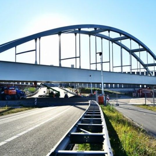 Theemswegtrace-Brücke erfolgreich im Hafen von Rotterdam platziert