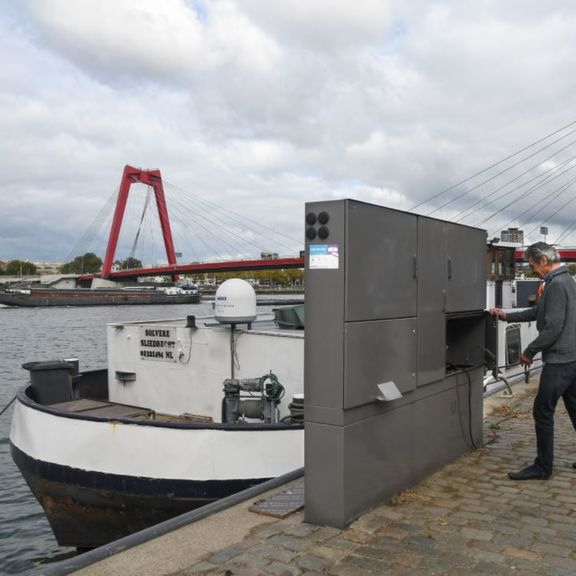 Inland vessel at the Maaskade using shore power