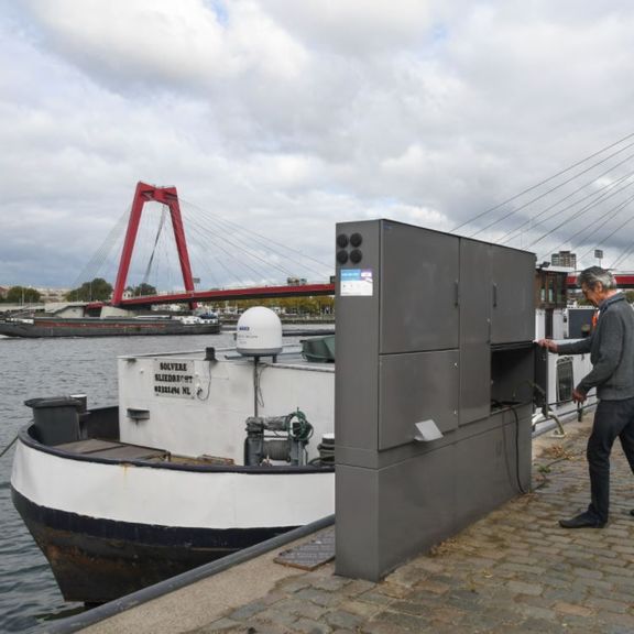 Binnenvaartschip aan de Maaskade dat gebruik maakt van walstroom