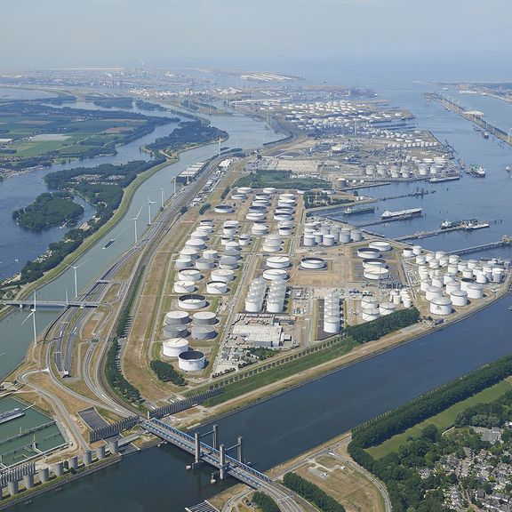 luchtfoto Europoort vanaf Calandbrug tot aan zee