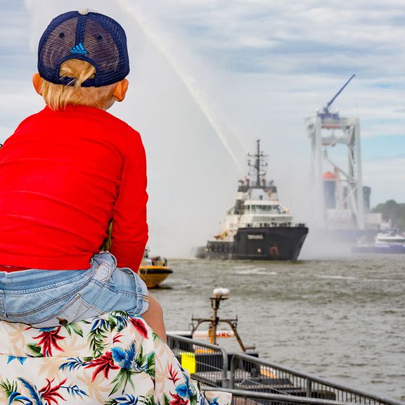 veel toeschouwers bij demonstraties op het water tijdens de Wereldhavendagen