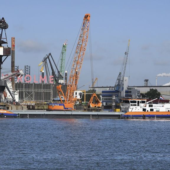 De Werkendam, het eerste kraanschip ter wereld dat draait op LPG aan het werk in de Rotterdamse haven
