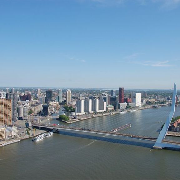 Luftaufnahme mit Blick auf die Erasmusbrücke