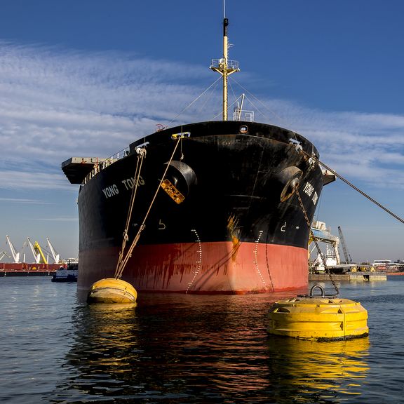 Schip dat gebruik maakt van de boeien in de Rotterdamse haven