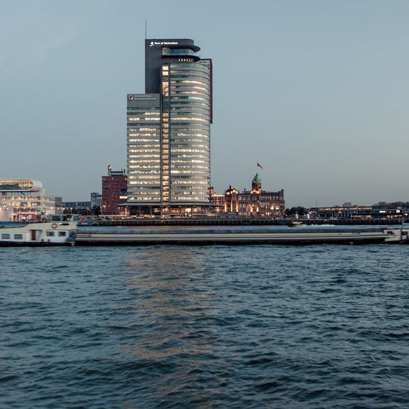 Lastkahn auf der Neuen Maas mit Kop van Zuid im Hintergrund