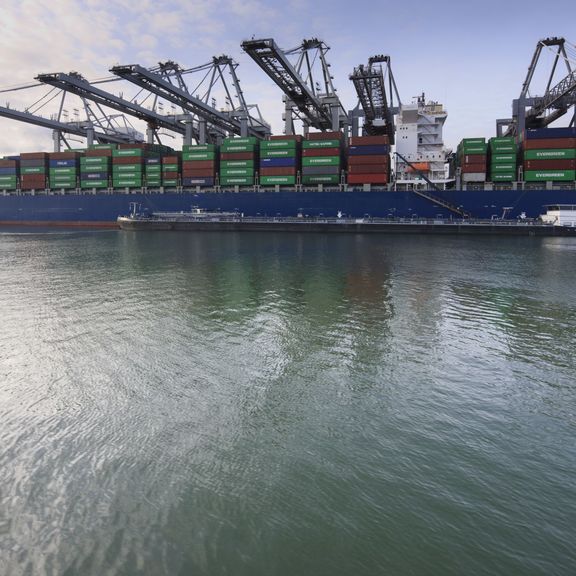 Containerschip bunkert in de haven van Rotterdam