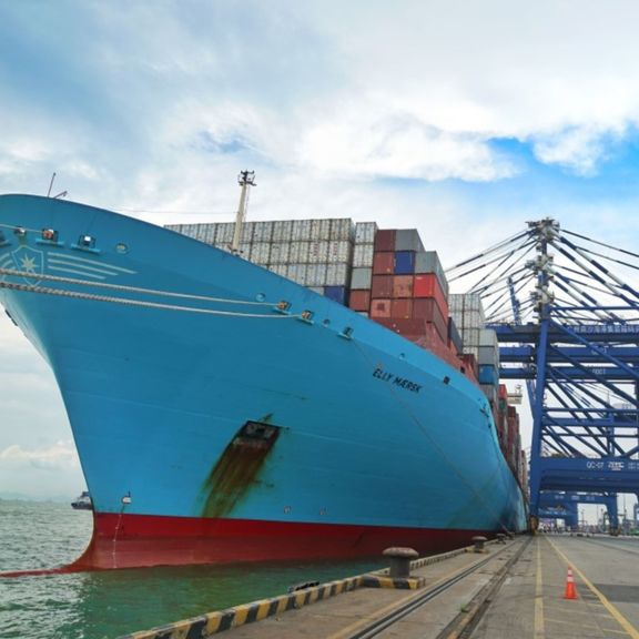 Elly Maersk im Hafen von Rotterdam