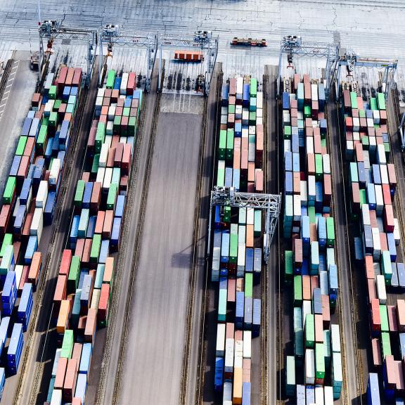 Maasvlakte; ECT Delta Terminal. Vollautomatische Containerkräne und unbemannte Fahrzeuge