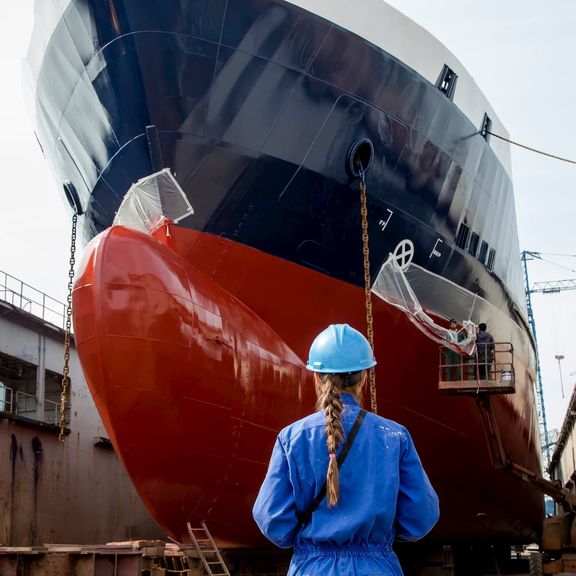 Schip in dok met dame erbij