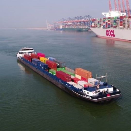 Containerschip in haven van Rotterdam