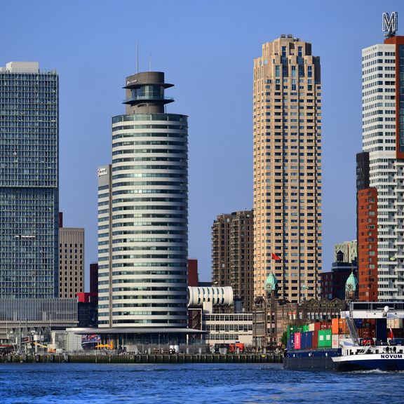 Een binnenvaartschip bij de Kop van Zuid