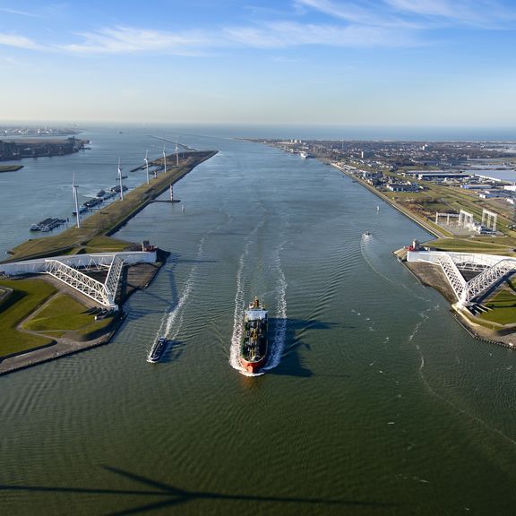 Luchtfoto ship door de Maeslantkering - Nieuwe Waterweg