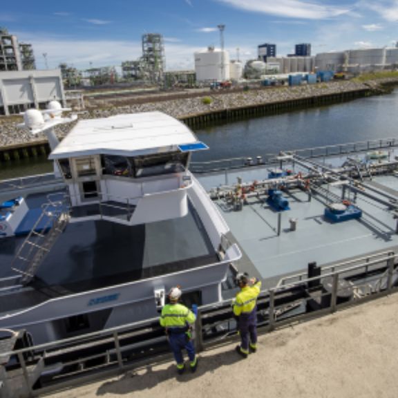 Inspecteurs bij een Neste binnenvaart tanker