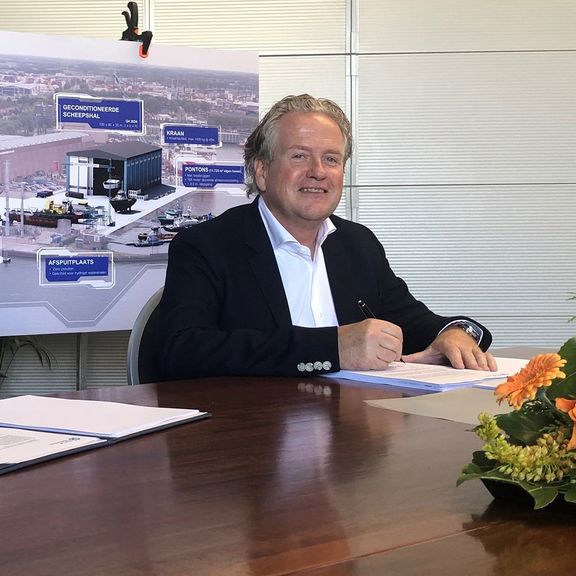 Emile Hoogsteden and Govert de Haas sign contract to restart shipyard at RDM Rotterdam