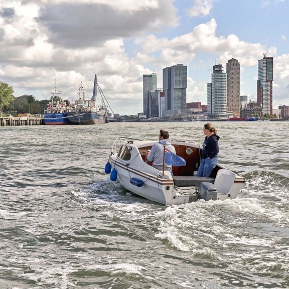 Recreational sailing on the Maas