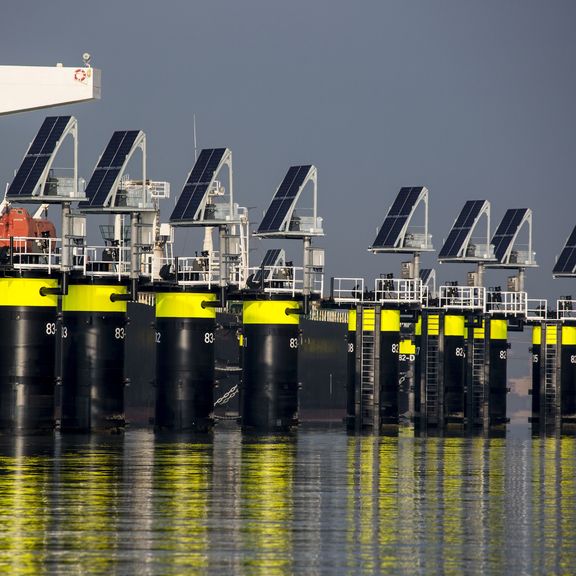 Sonnenkollektoren auf Stelzen im Hafen