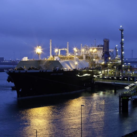 LNG-Tanker im Nilhafen sichtbar