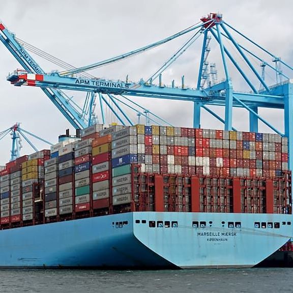 Maersk Line schip ligt bij de terminal