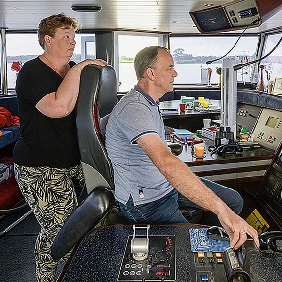 Binnenvaartschipper Huub Kieboom en zijn vrouw Marjan