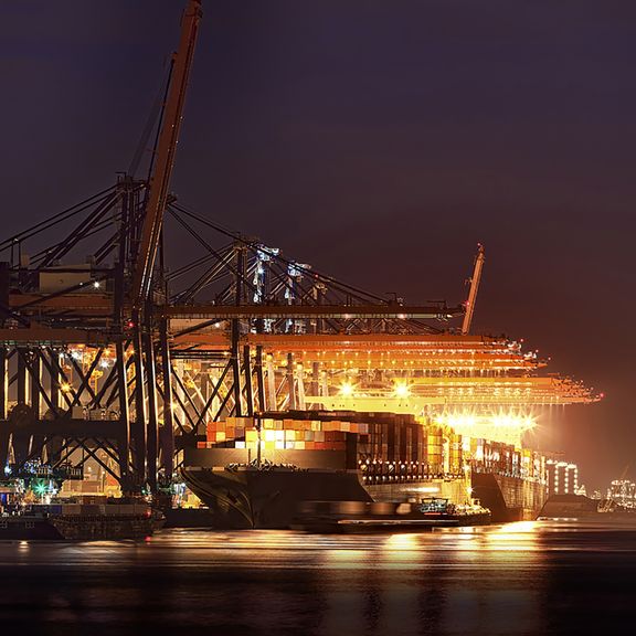 Schip bij avond aan de kade van een terminal