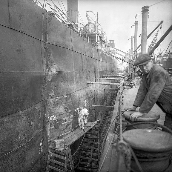 Historische foto werkmannen bij een schip