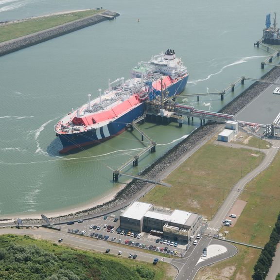 LNG tanker bij de LNG terminal