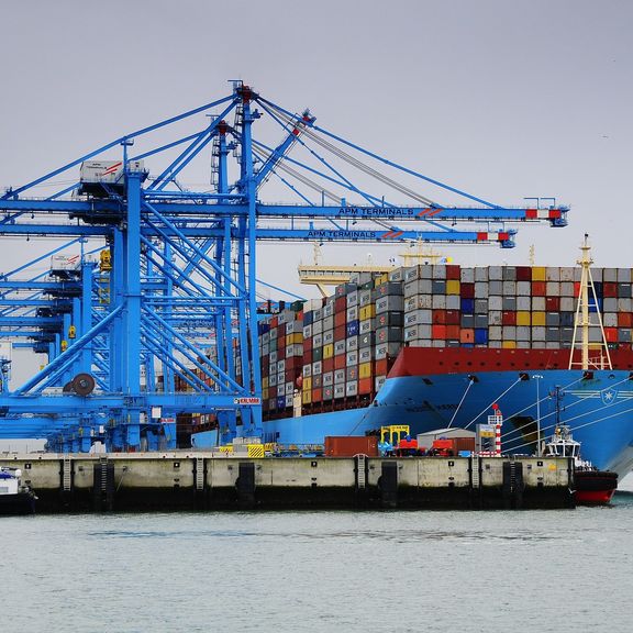 Container schip wordt gelost op Maasvlakte 2