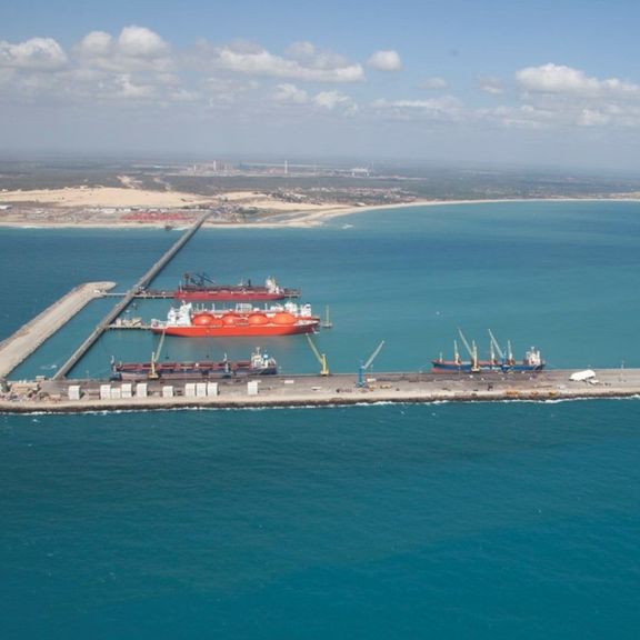 Luchtfoto met zicht op containerterminal en containerkraan