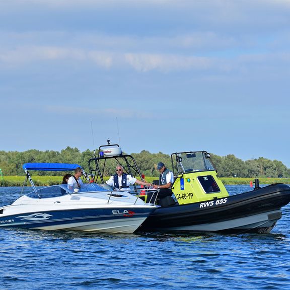 Rijkswaterstaat controle snelle motorboot