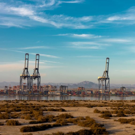 Sohar Port Freezone Kräne in der Wüste