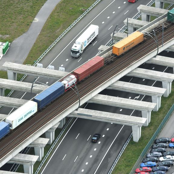 Goederentrein passeert de snelweg