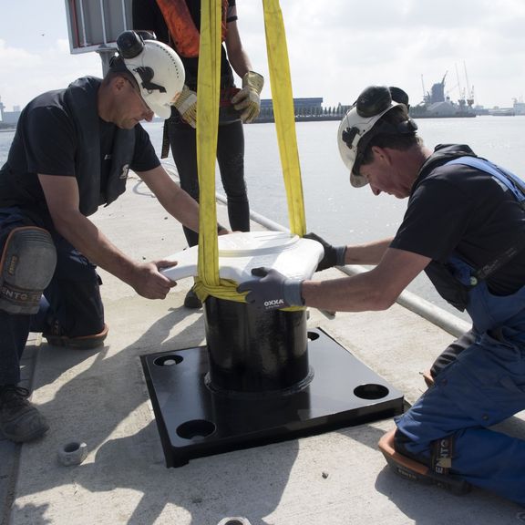 De 3D geprinte bolders in de Rotterdamse haven