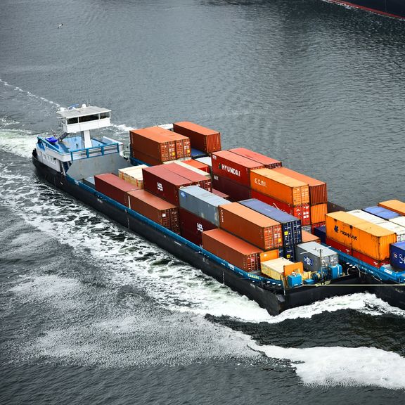Binnenvaart schip met containers