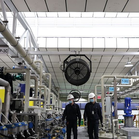 Twee werknemers in de TES fabriek voor recycling van Lithium-Ion batterijen