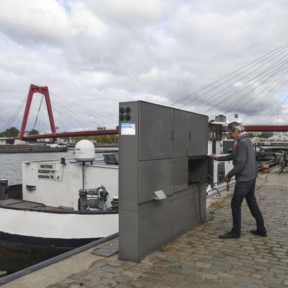 Landstromsystem an der Parkkade Rotterdam in der Nähe der Willemsbrug