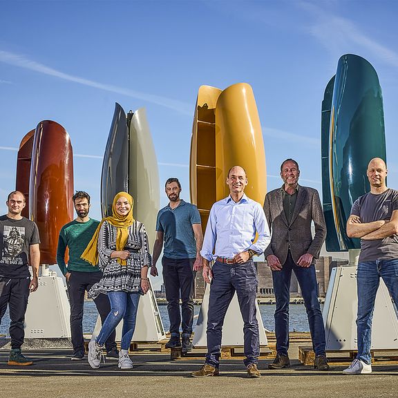 Team Flower Turbines voor hun felgekleurde turbines, uitgevoerd in sierlijke bloemvorm