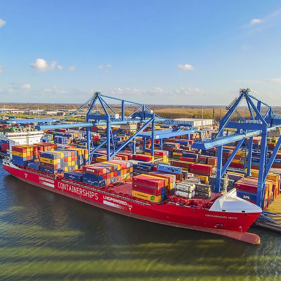 Containerschip aan kade Rotterdam Shortsea Terminal