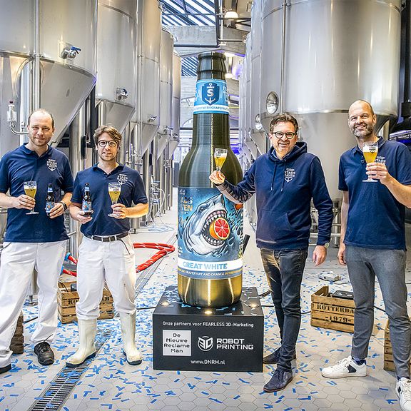 Team van de Stadshaven Brouwerij staan met hun speciaal bier naast hun award