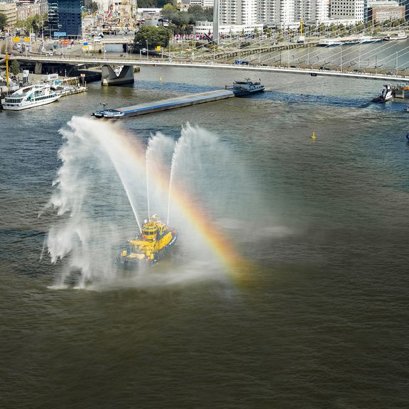 Wereldhavendagen patrouillevaartuig spuit water voor de Erasmusbrug