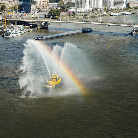 RPA spuit water en een regenboog is zichtbaar